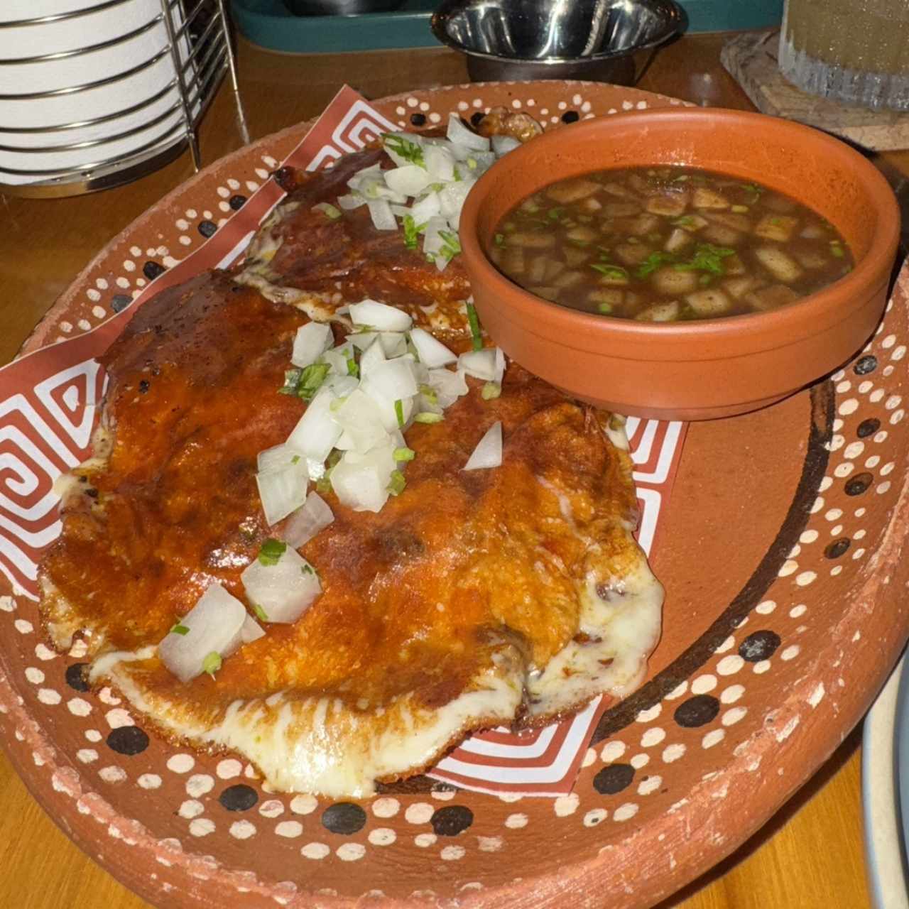 Quesabirria con costra de queso