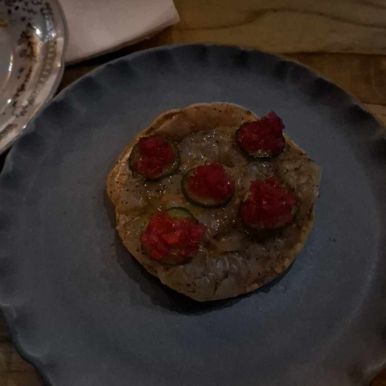 tostada de camarón mayonesa cítrica y cebolla acevichada