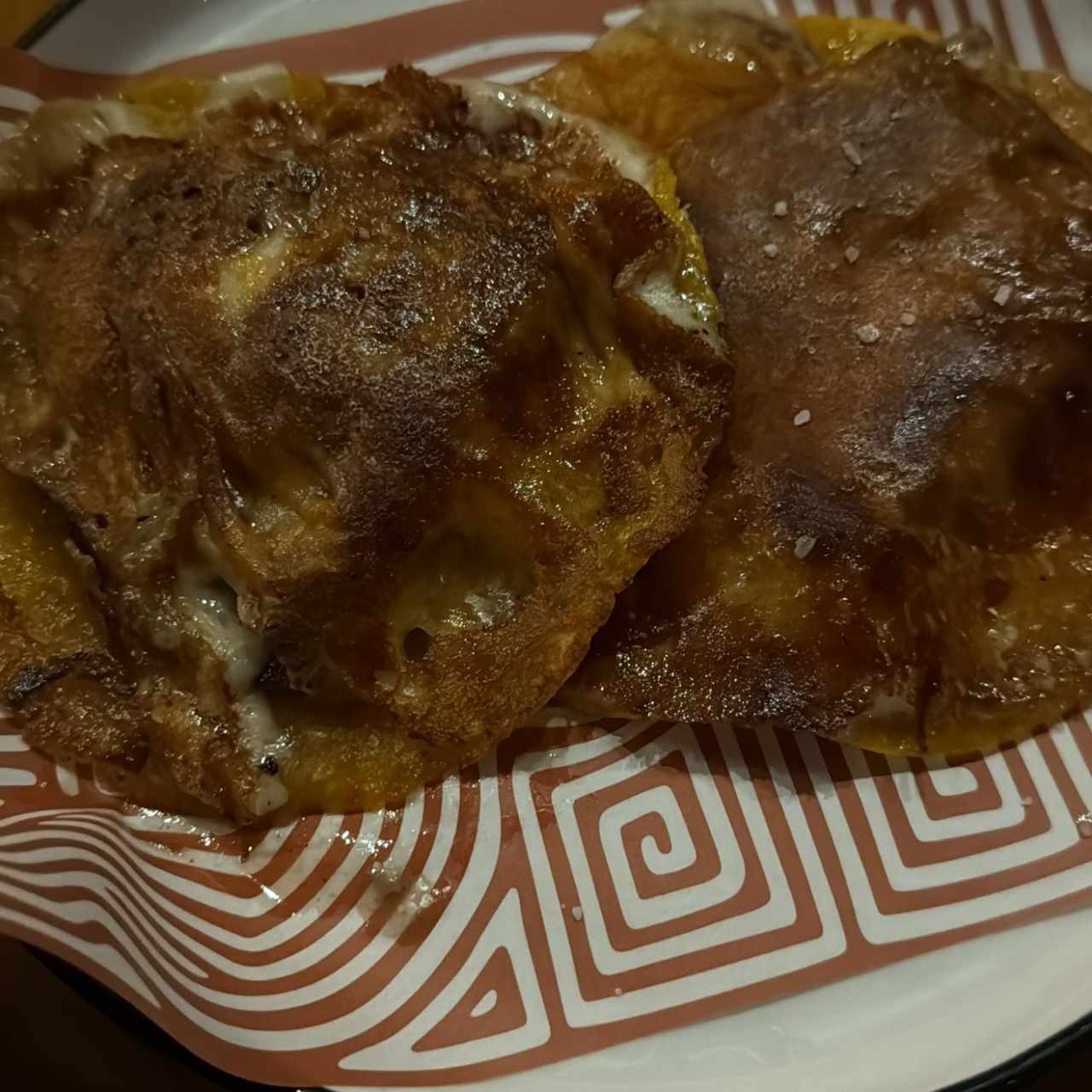 Tacos de rib eye con costra de queso