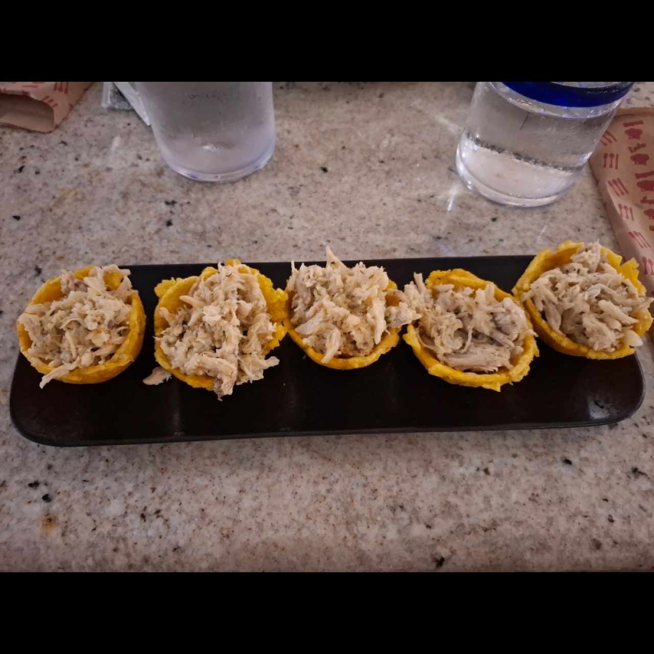 Patacones rellenos de pollo al ajillo