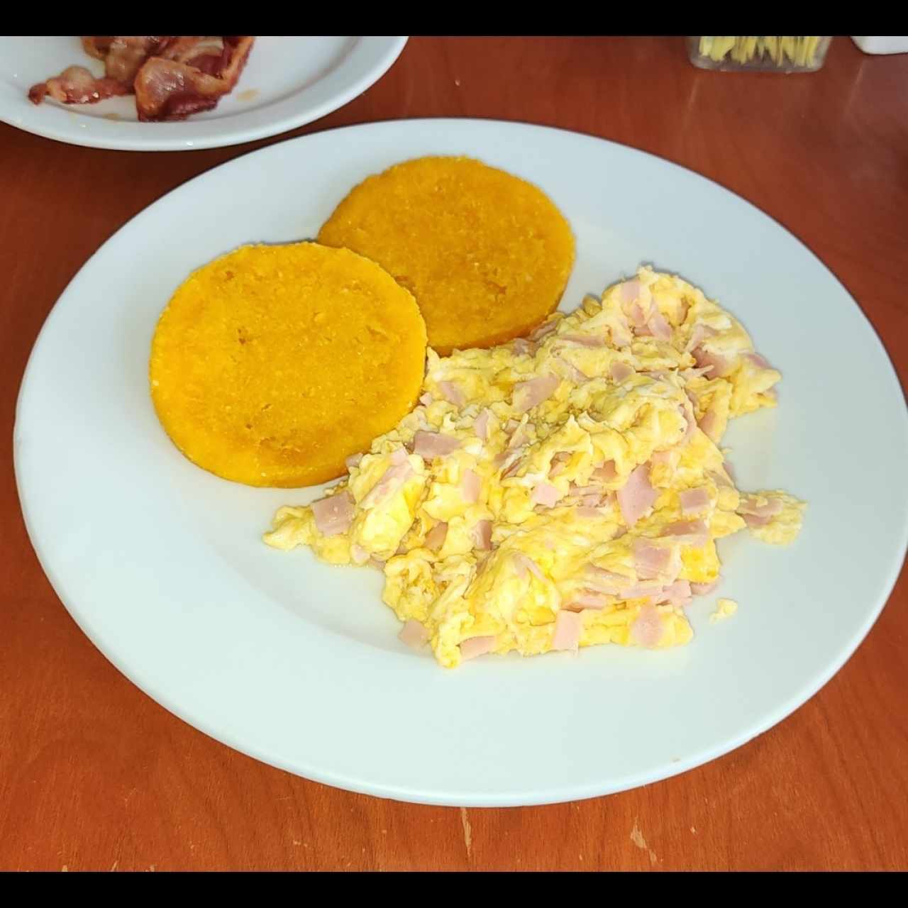 huevos revueltos con jamon y tortilla