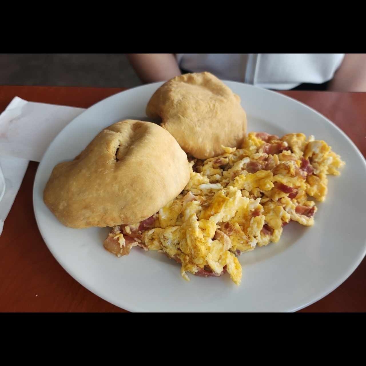huevos revueltos con tocino y Hojaldra