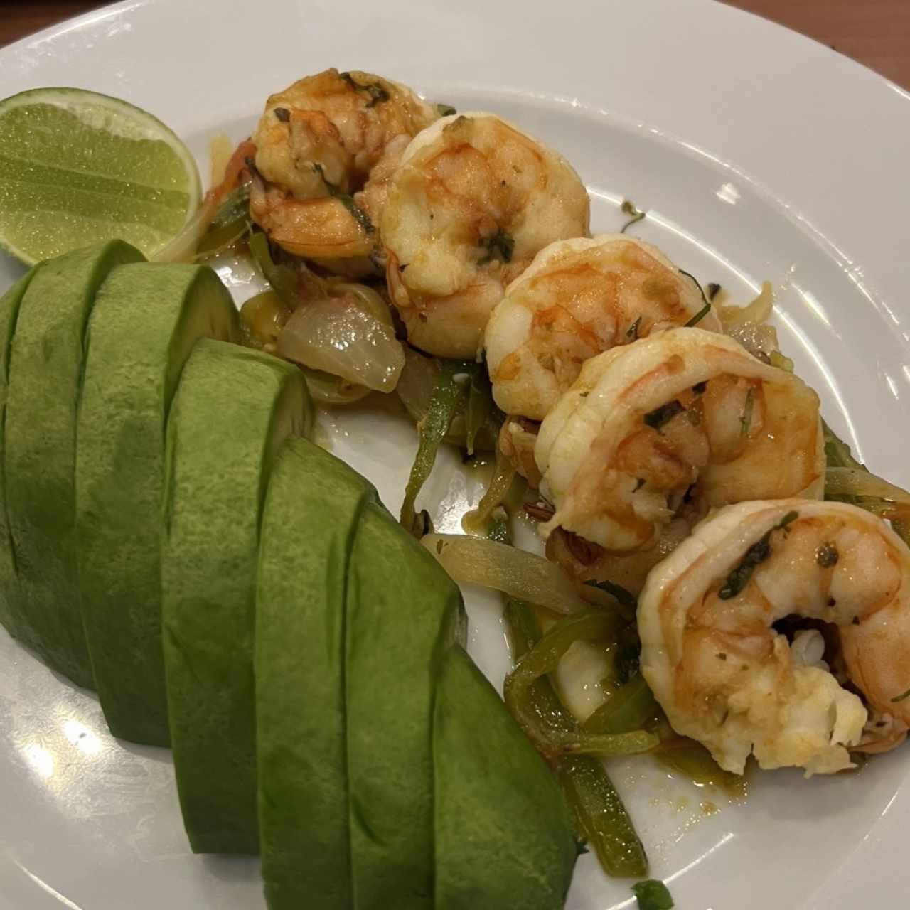 Langostinos anla criolla con aguacate 
