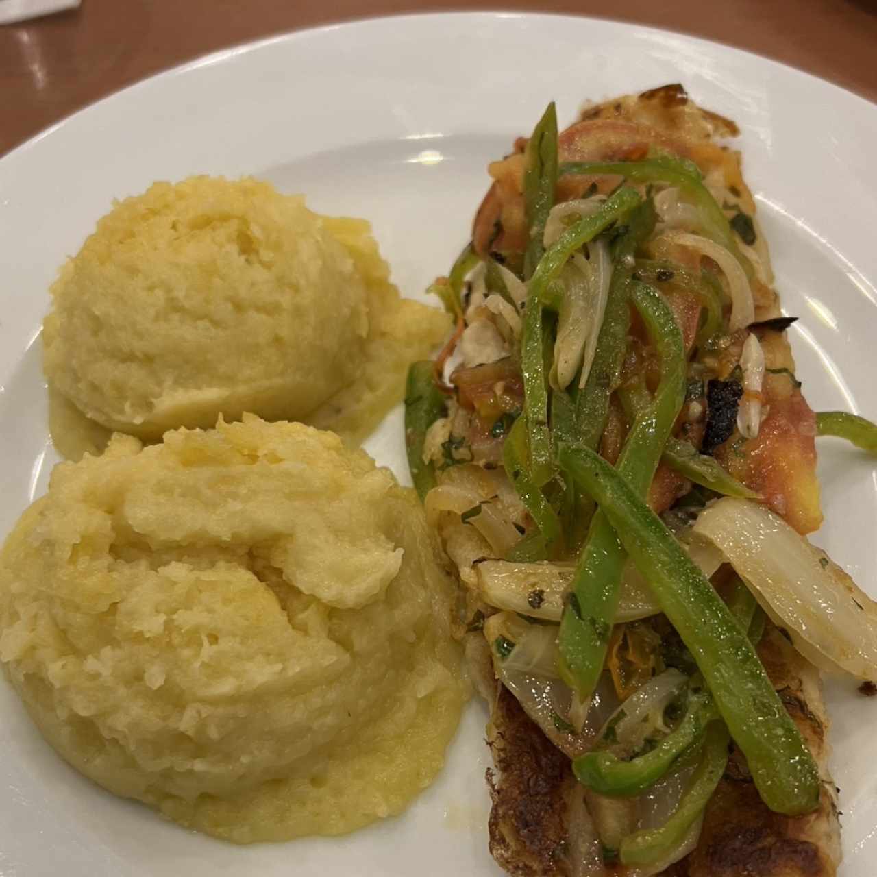 Corvina criolla con Pure de Papas 