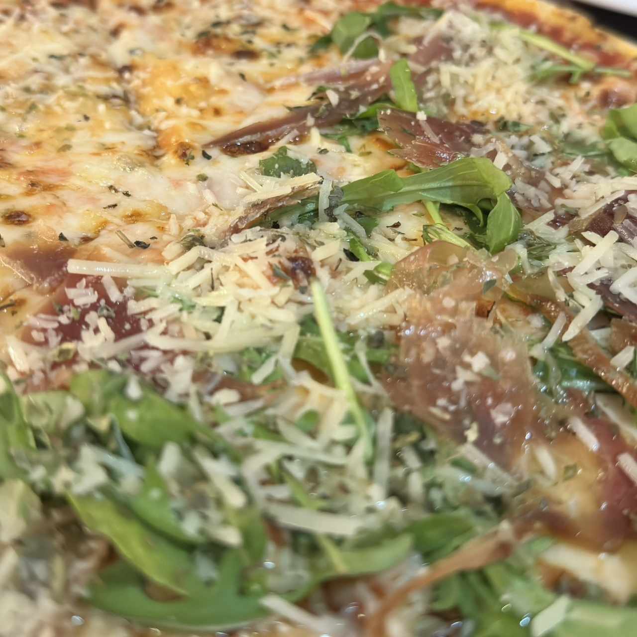 Pizza de mitad de Jamón Serrano  y mitad 4 quesos