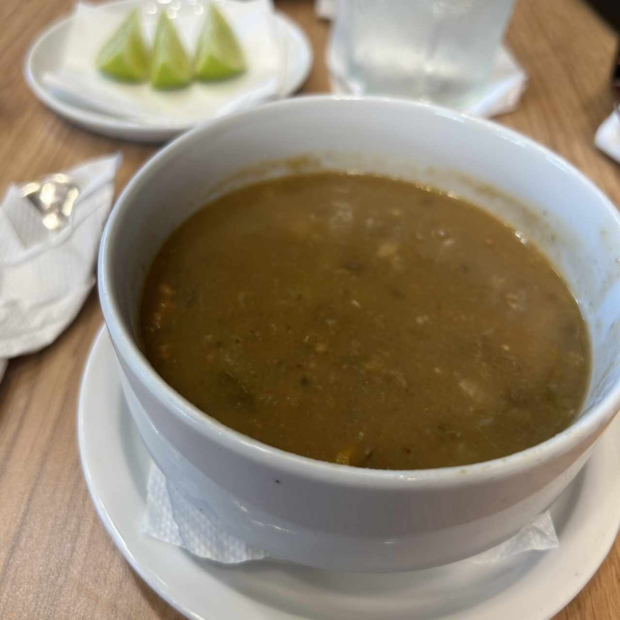 Sopa de lentejas de entrada con los platos fuertes