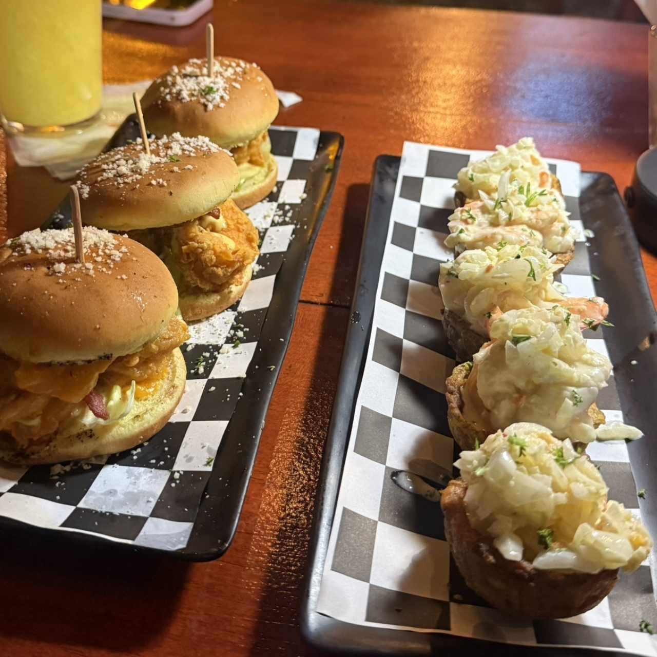 Canastas de langostinos en cocktail y mini hamburquesas de camaron apanado 