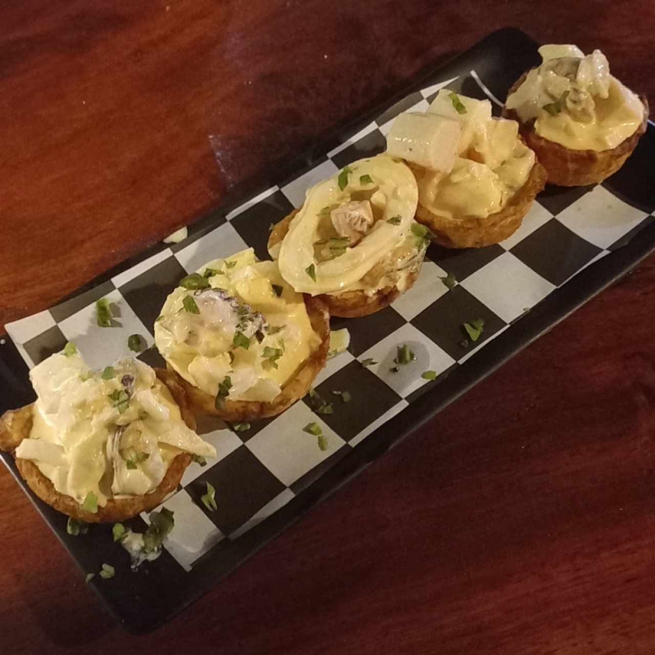 Ceviche mixto tipo coctel en canasta