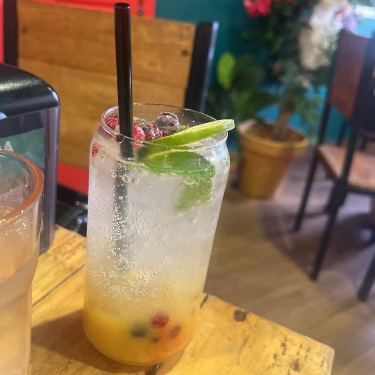 Mocktail de maracuyá y frutos rojos 