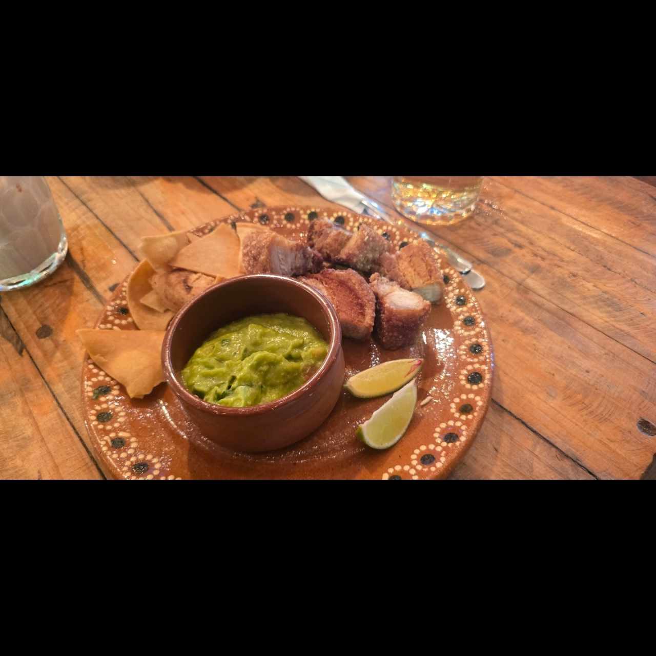 chicharrones con guacamole