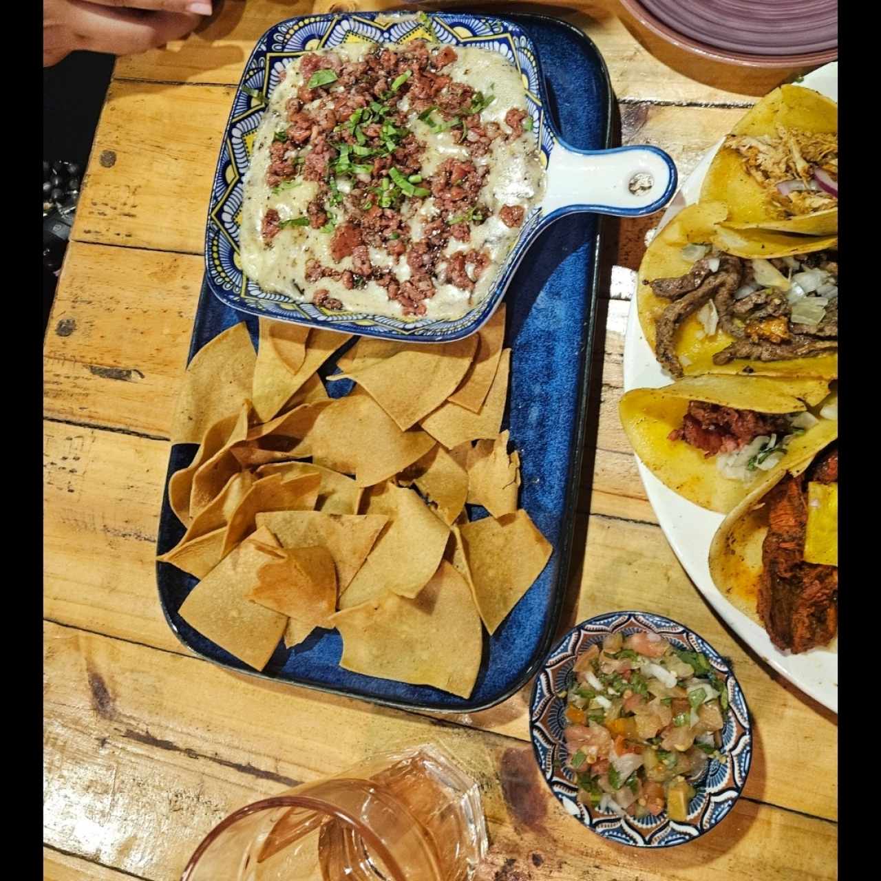 queso derretido con chorizo