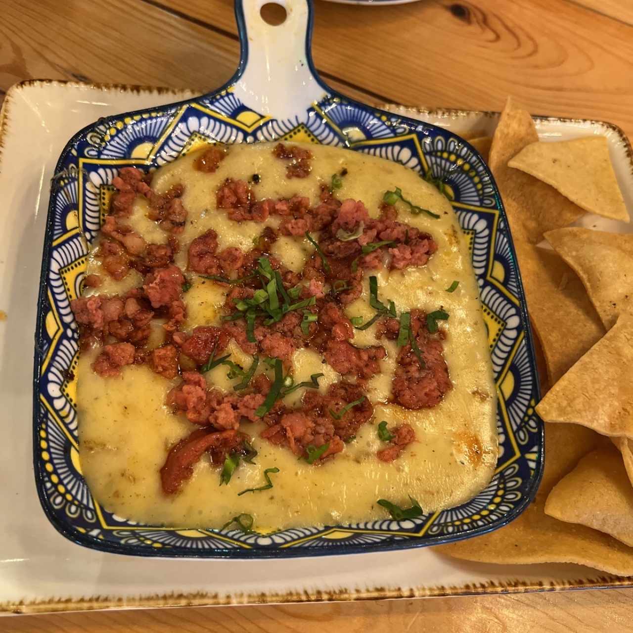 Queso fundido de chorizo