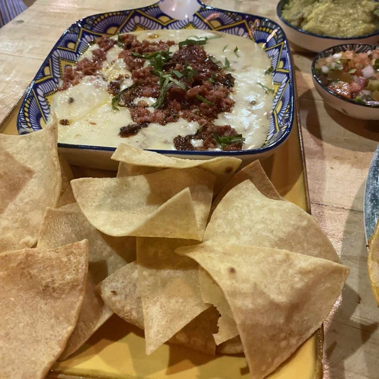 Queso fundido con chorizo 