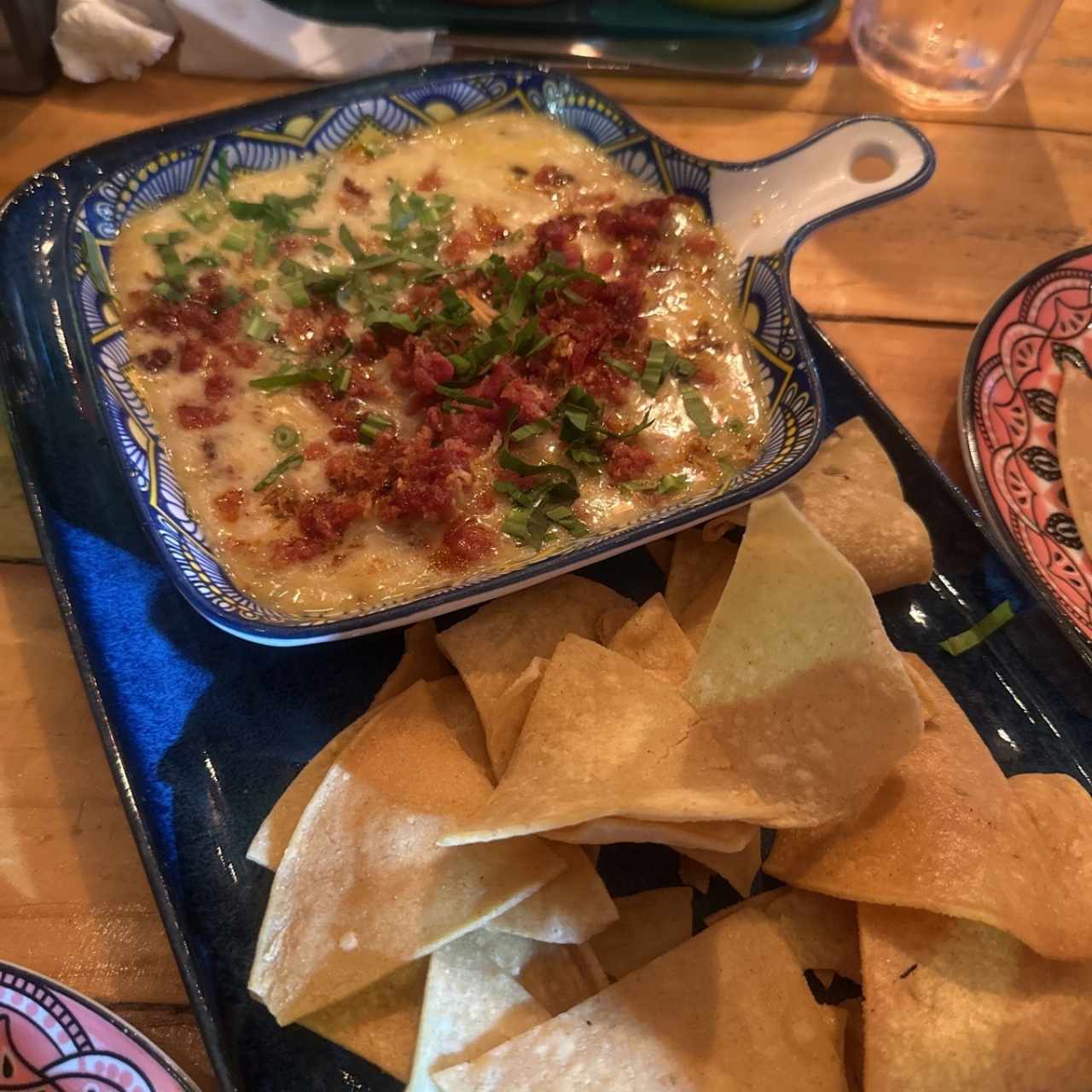 Queso fundido con chorizo