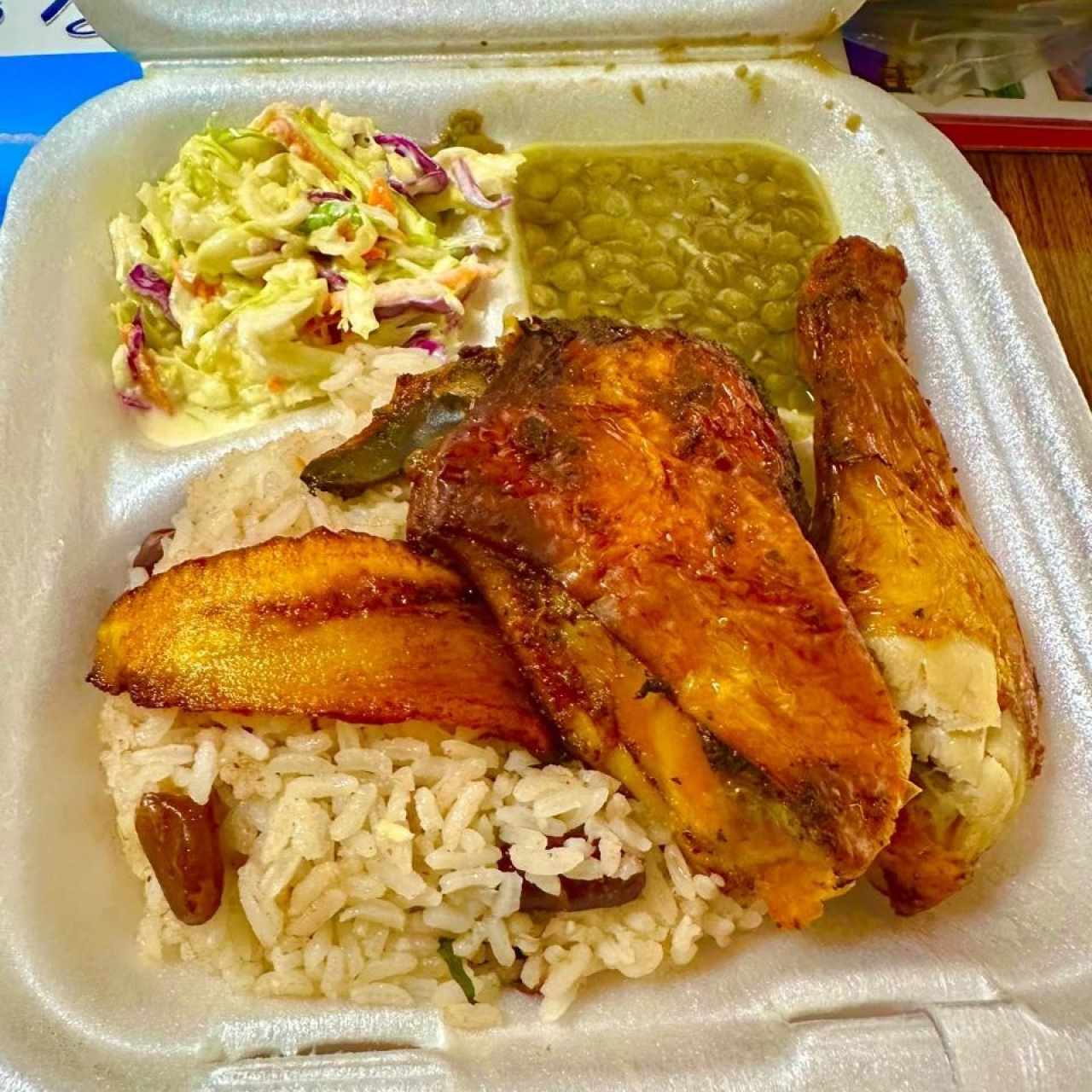 POLLO AL HORNO - Acompañada de arroz con poroto, ensalada de repollo, lentejas y tajada