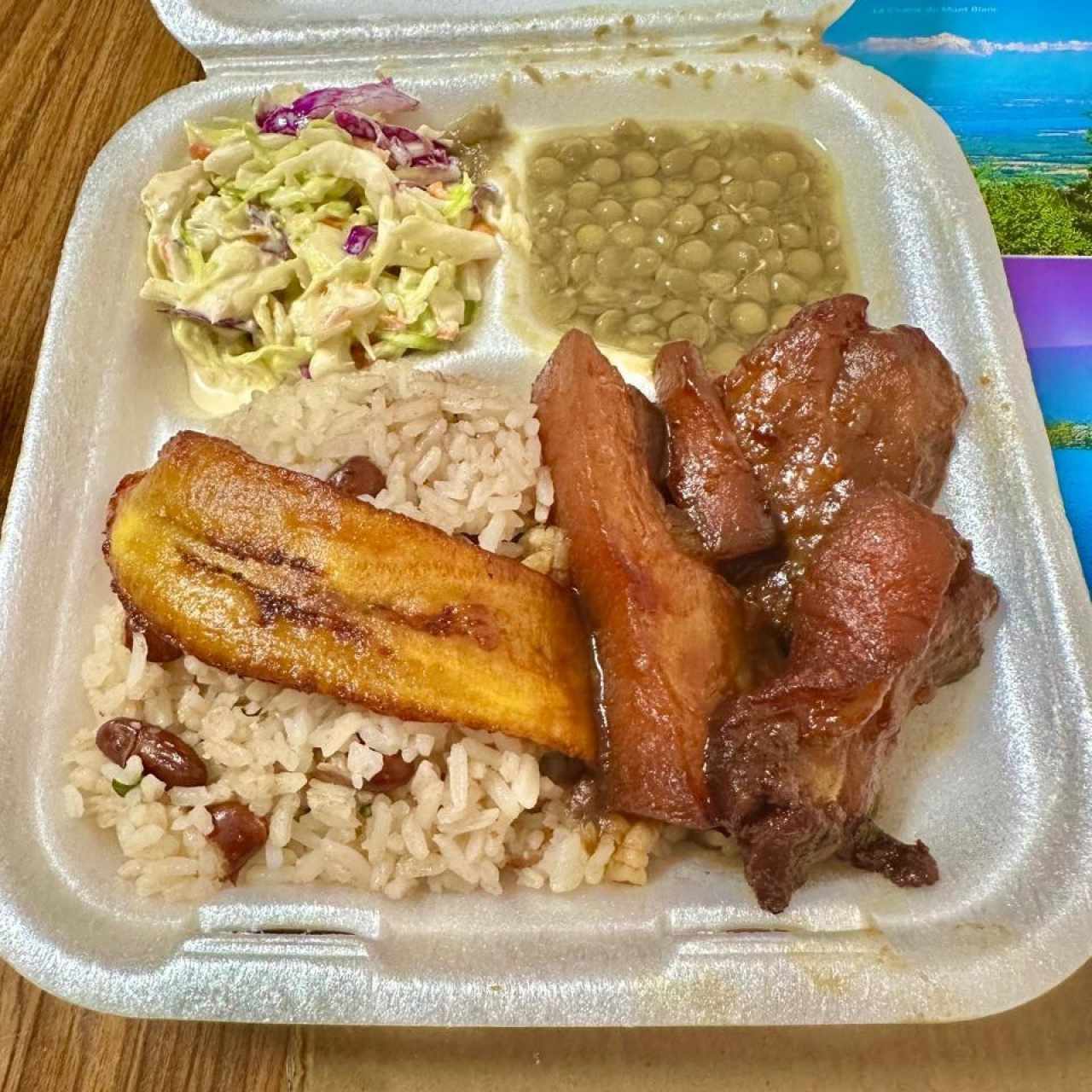 COSTILLA DE CERDO EN SALSA DE TAMARINDO PICANTE - Acompañada de arroz con poroto, ensalada de repollo, lentejas y tajada