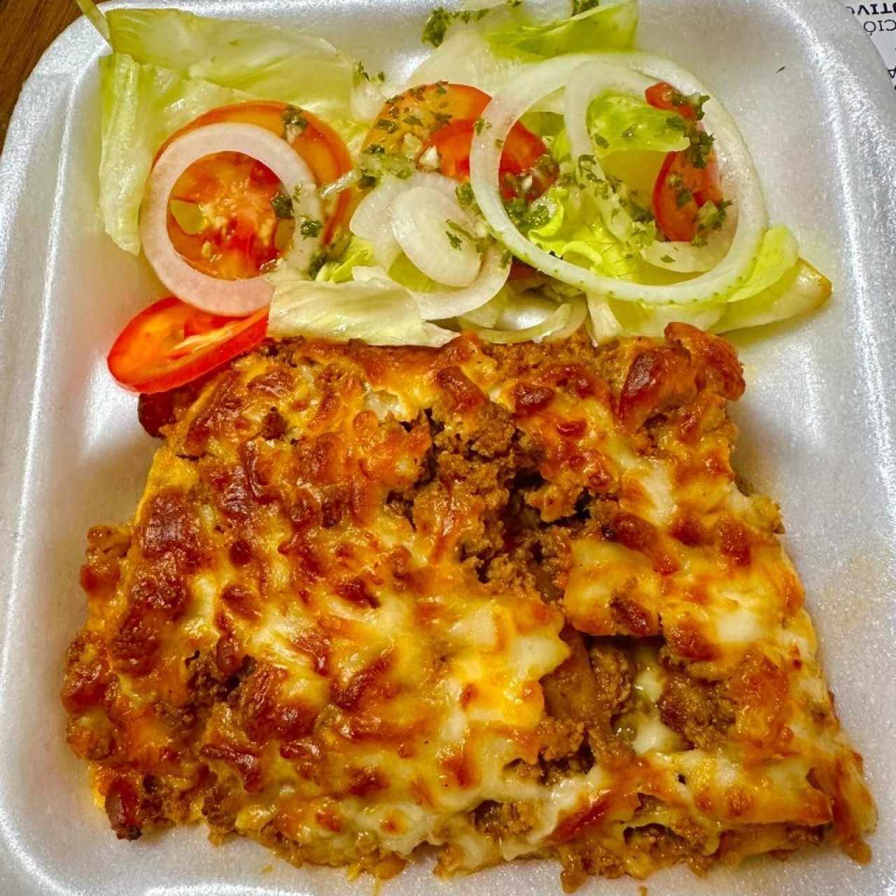 LAZÁNA DE PLÁTANO CON CARNE -  Acompañada con ensalada verde.