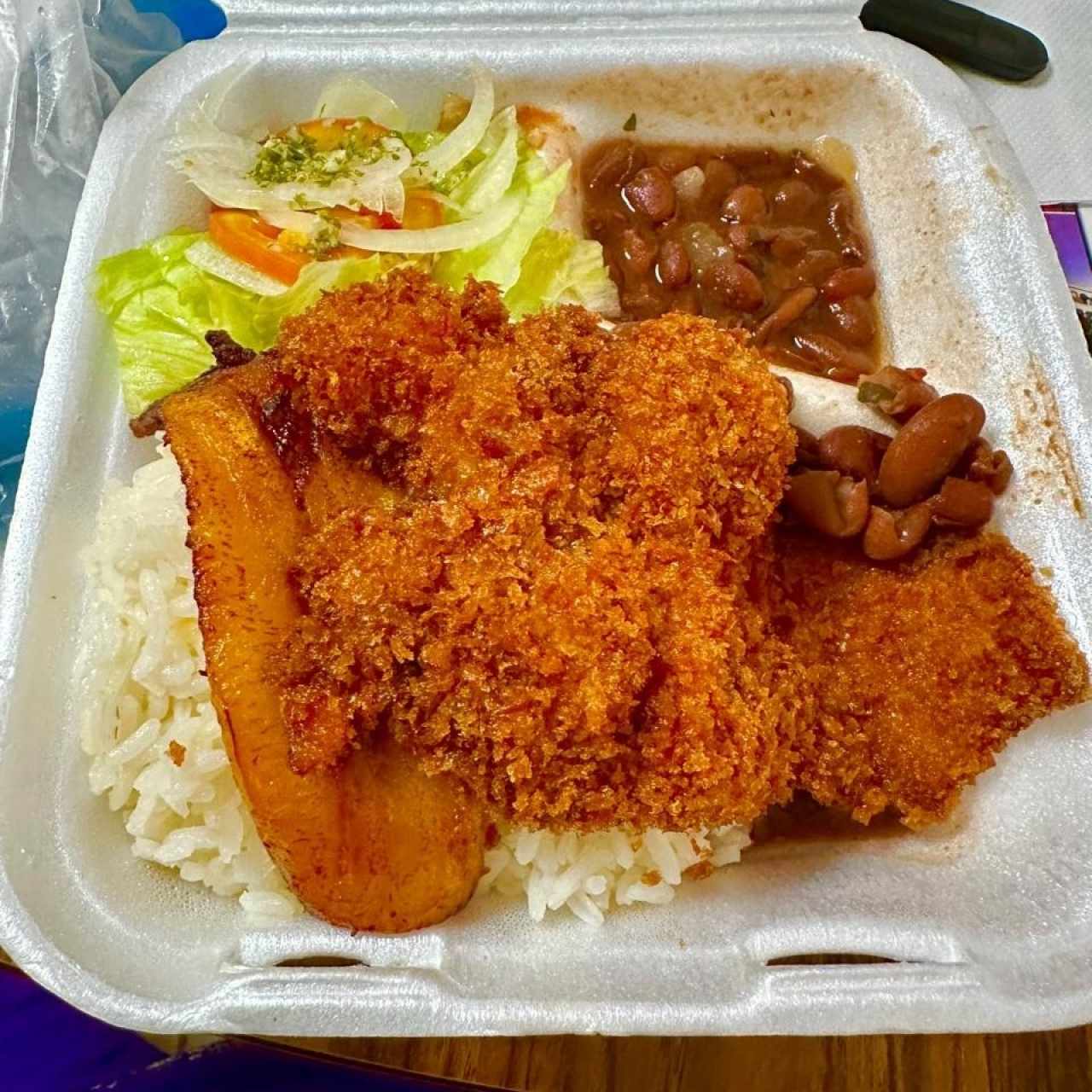 MILANESA DE PUERCO - Acompañada de arroz con fideos, poroto, ensalada de papa y tajadas
