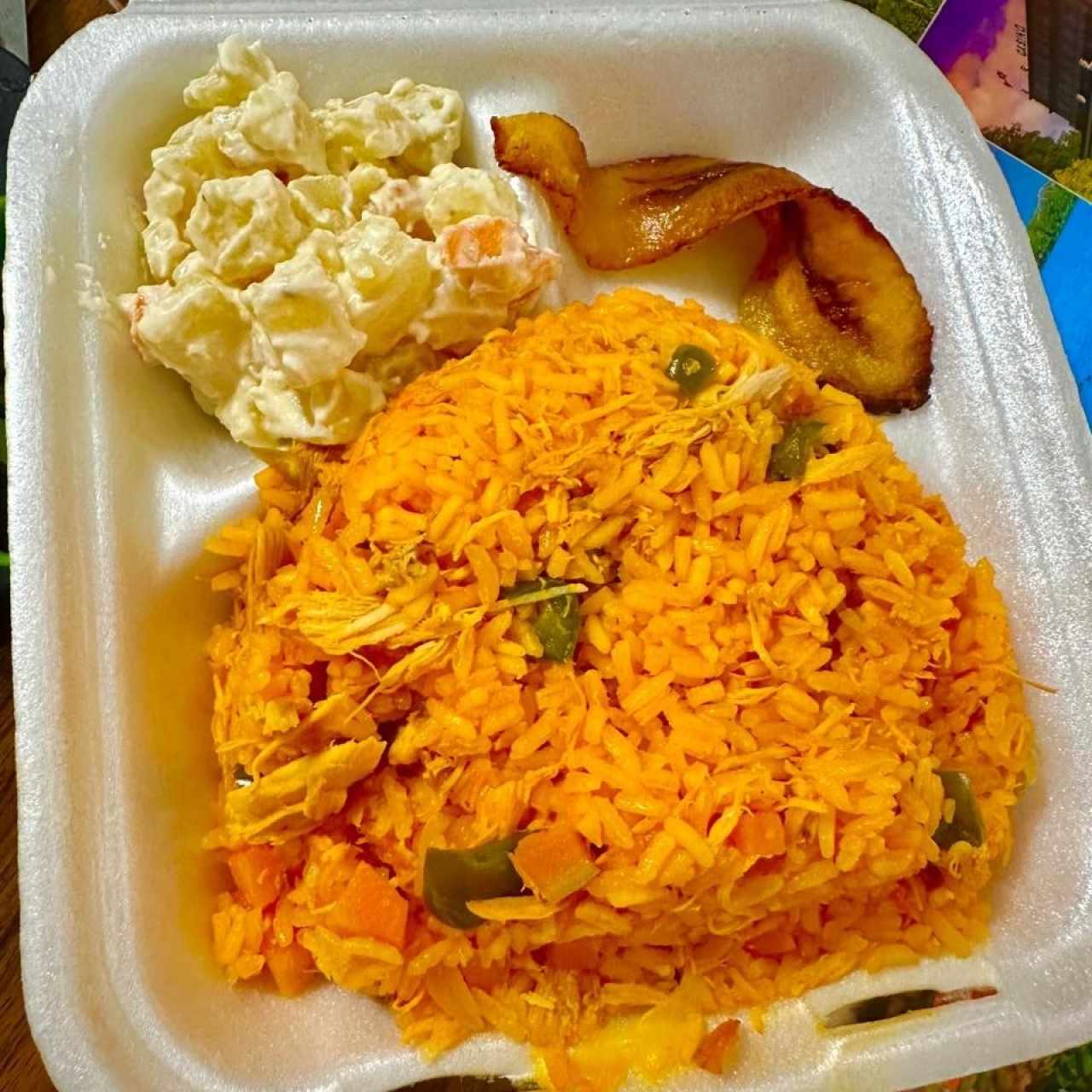 ARROZ CON POLLO - Acompañada de ensalada de papa y tajada