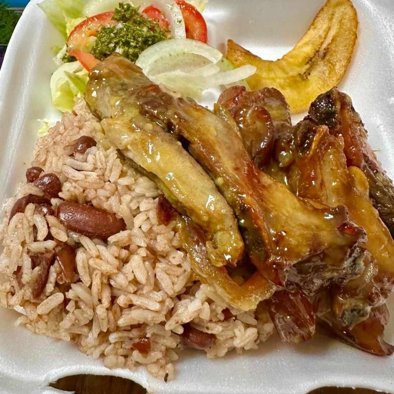 COSTILLA DE CERDO GLASEADA A LA MIEL MOSTAZA - Acompañada de arroz de poroto lenteja, ensalada verde y tajadas.