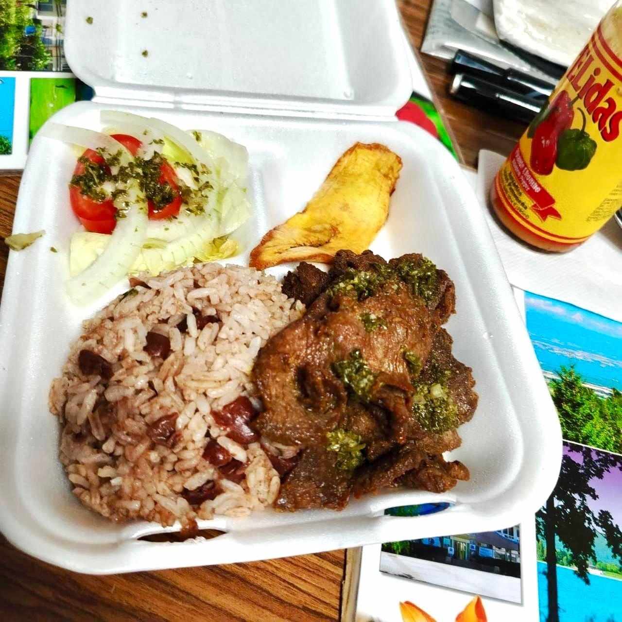 CARNE FRITA CON CHIMICHURRI -  Acompañada de arroz de poroto lenteja, ensalada verde y tajadas.