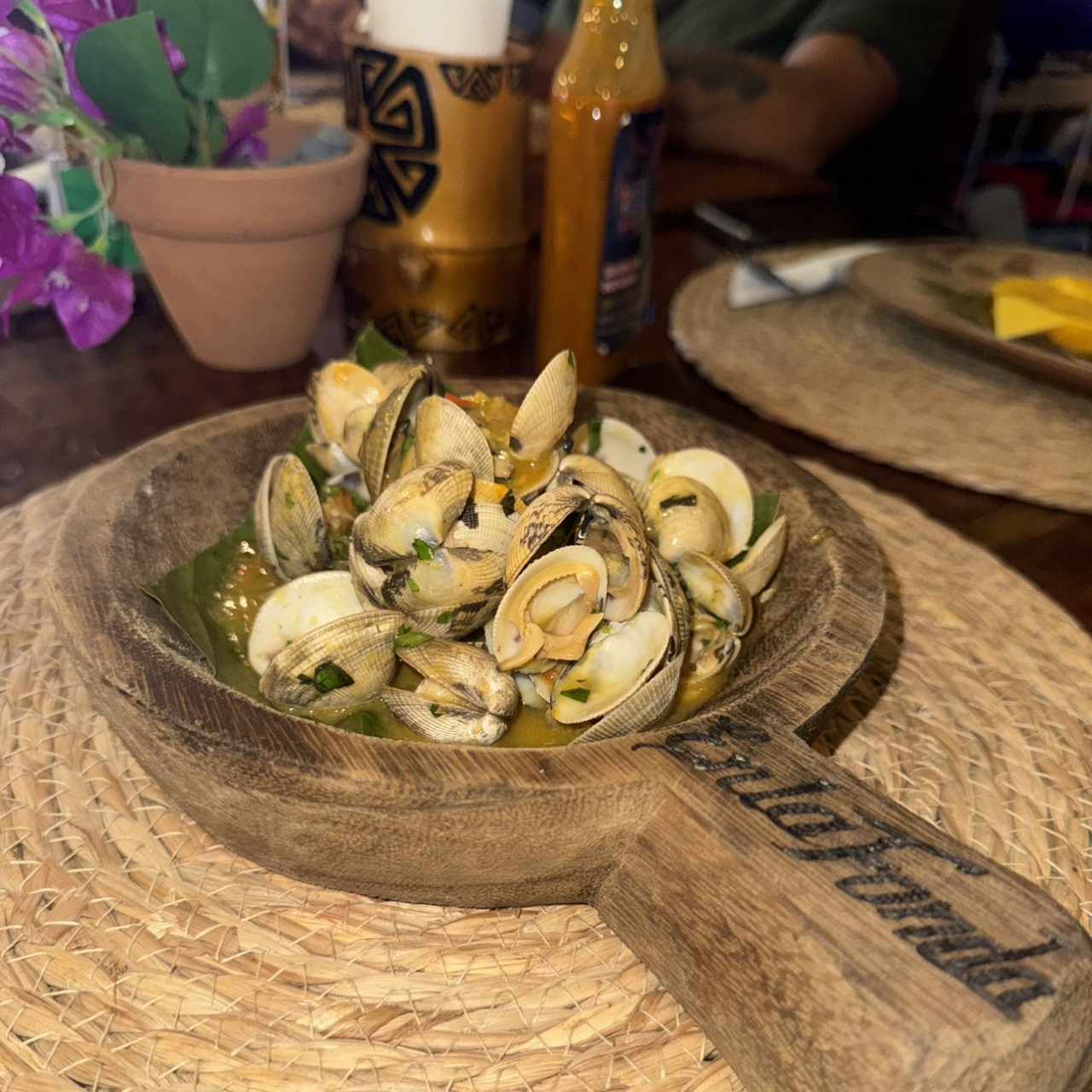 Almejas al ajillo