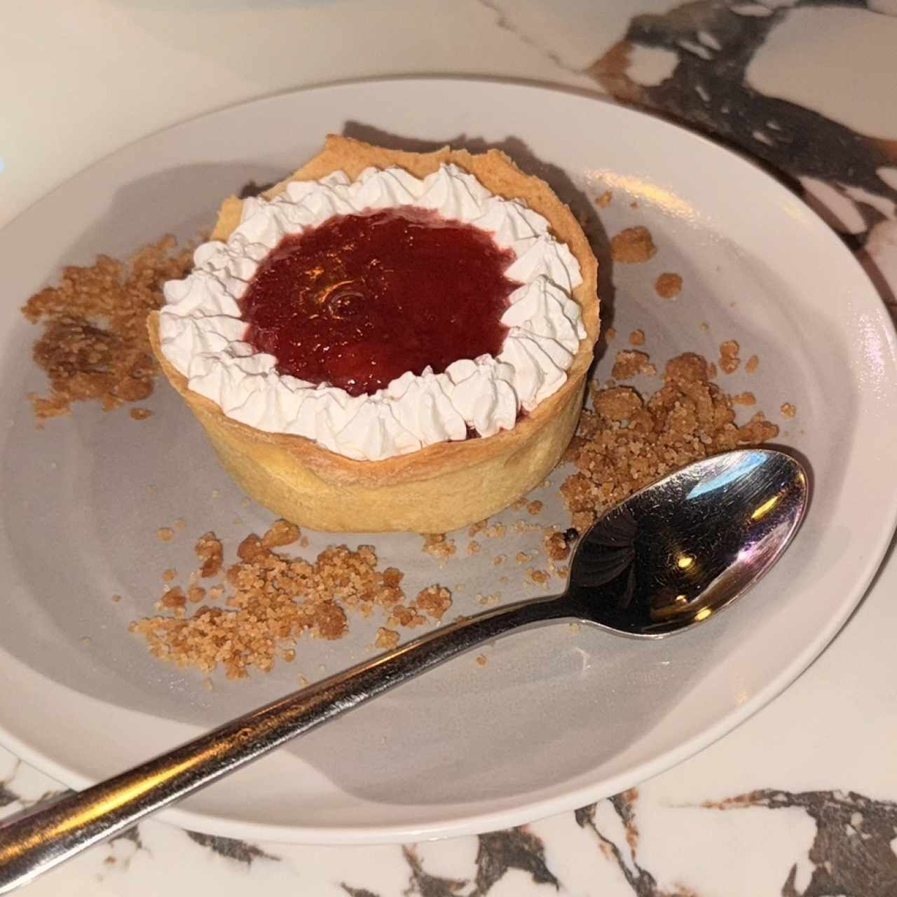 Cheesecake tipo tartaleta con topping de frutos rojos