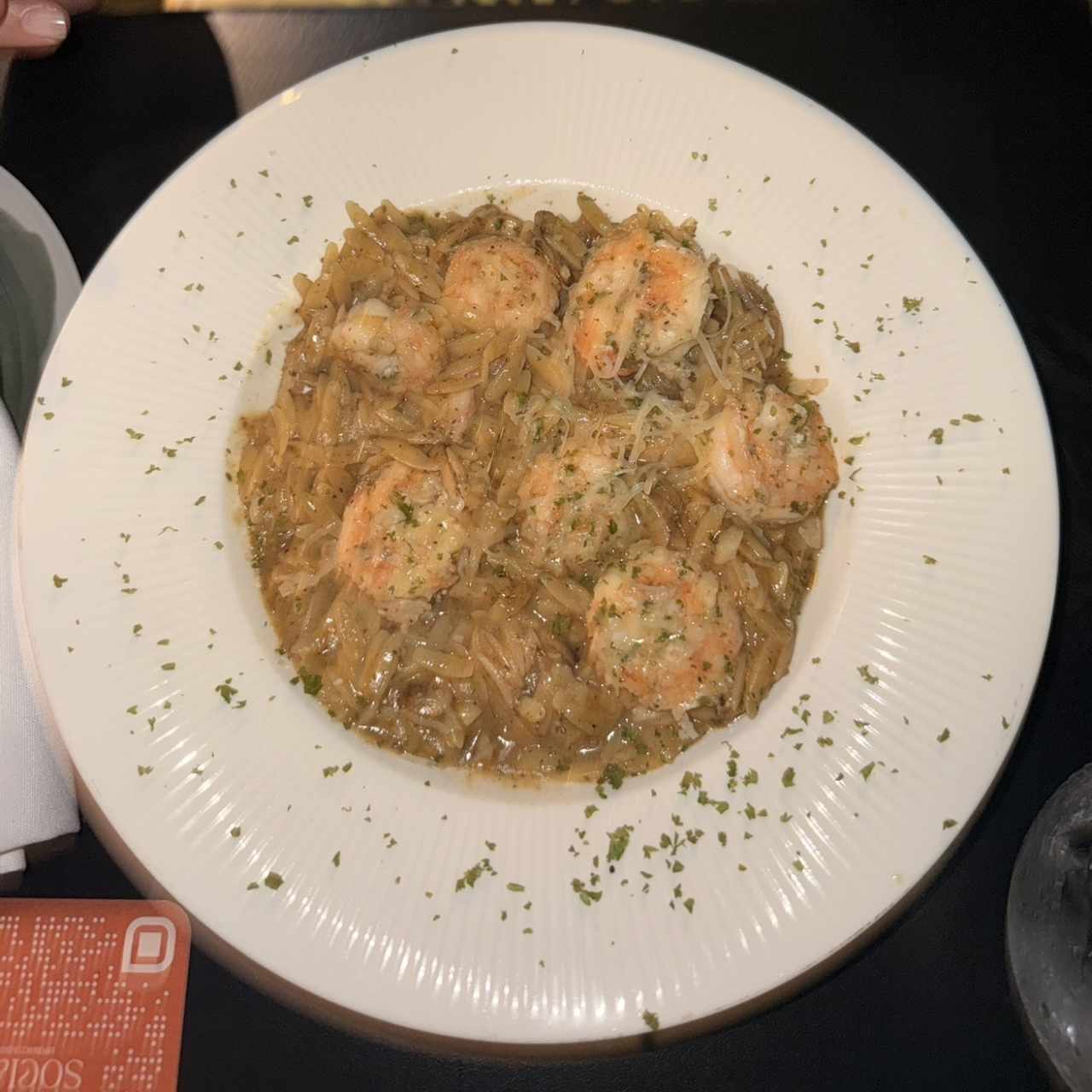 Orzo cremoso trufado con hongos y camarones