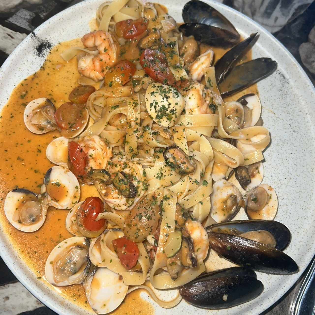 Pasta con tomates y mariscos 