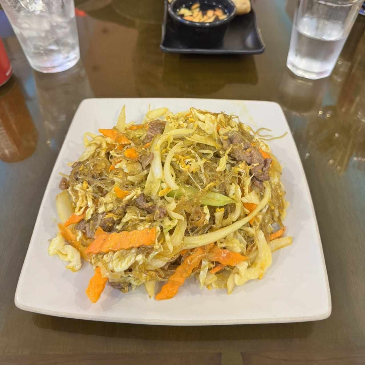 Fideos transparente con vegetales y carne 