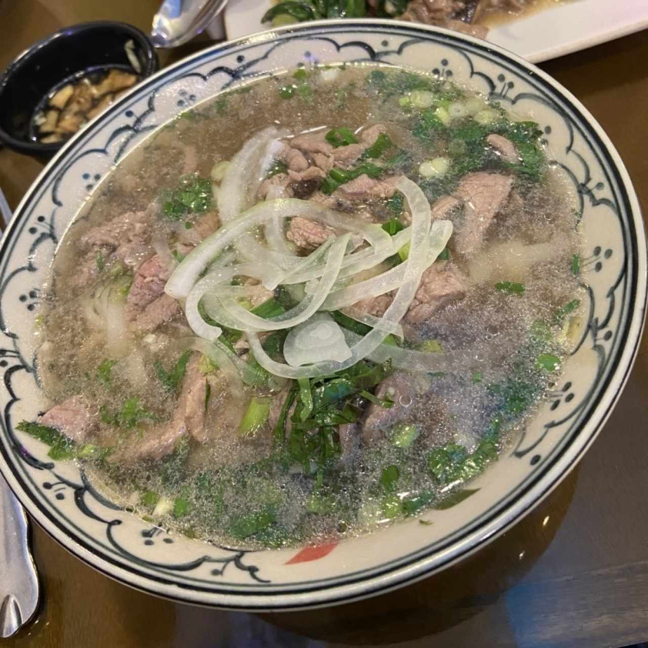 Pho de res salteado en ajo