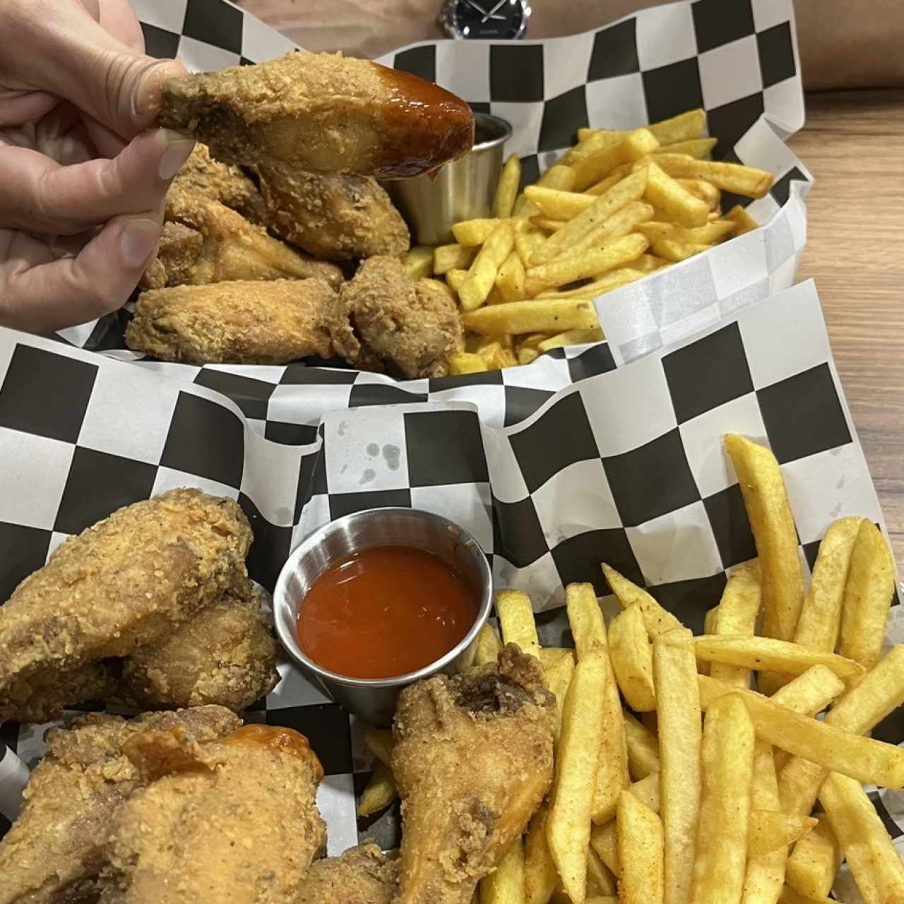 Combo de 7 alitas con salsas BBQ dulce y Bufalo. 