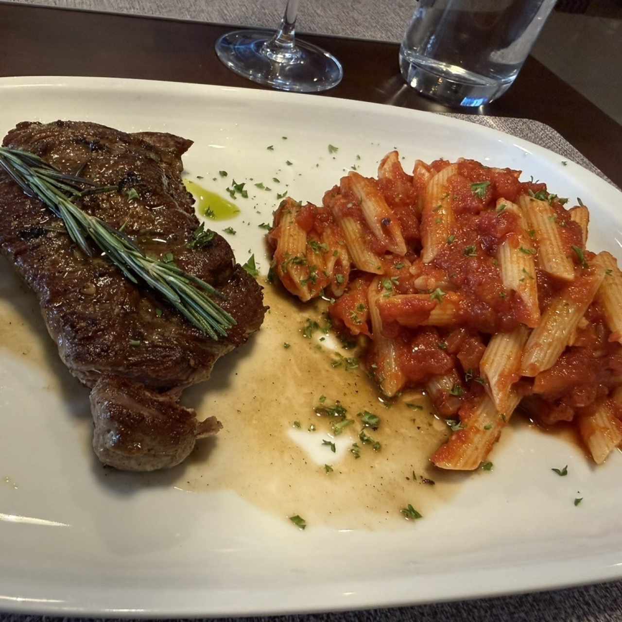 Lomo a la parrilla acompañado de pasta