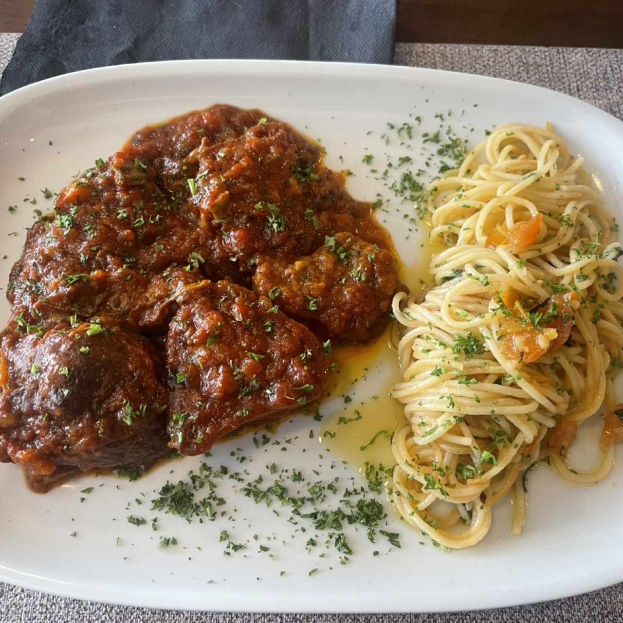 Ozobuco en salsa roja con pasta al óleo