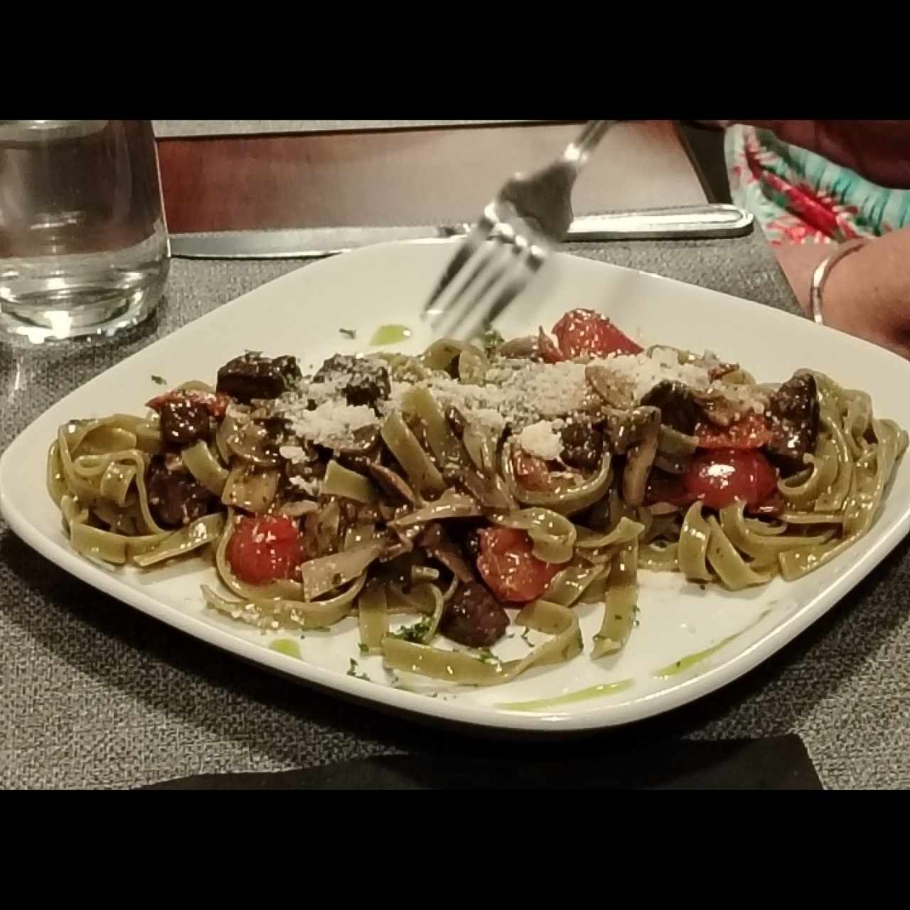 Papardelle verde con trozos entraña 