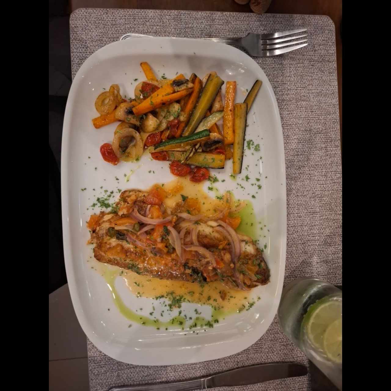 una deliciosa corvina con vegetales 
