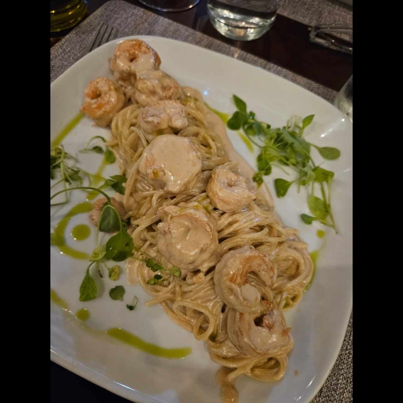 Spaghetti al oporto con langostinos