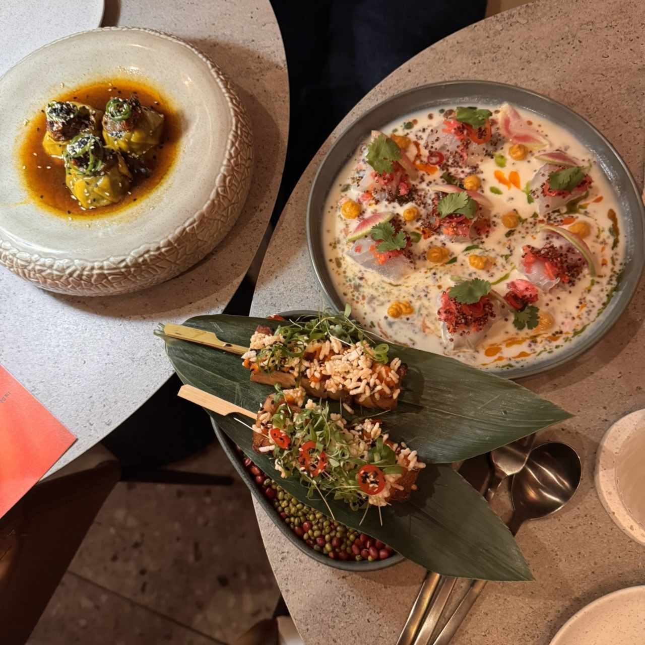 Gyozas de pato, tiradito de pescado y pork belly 