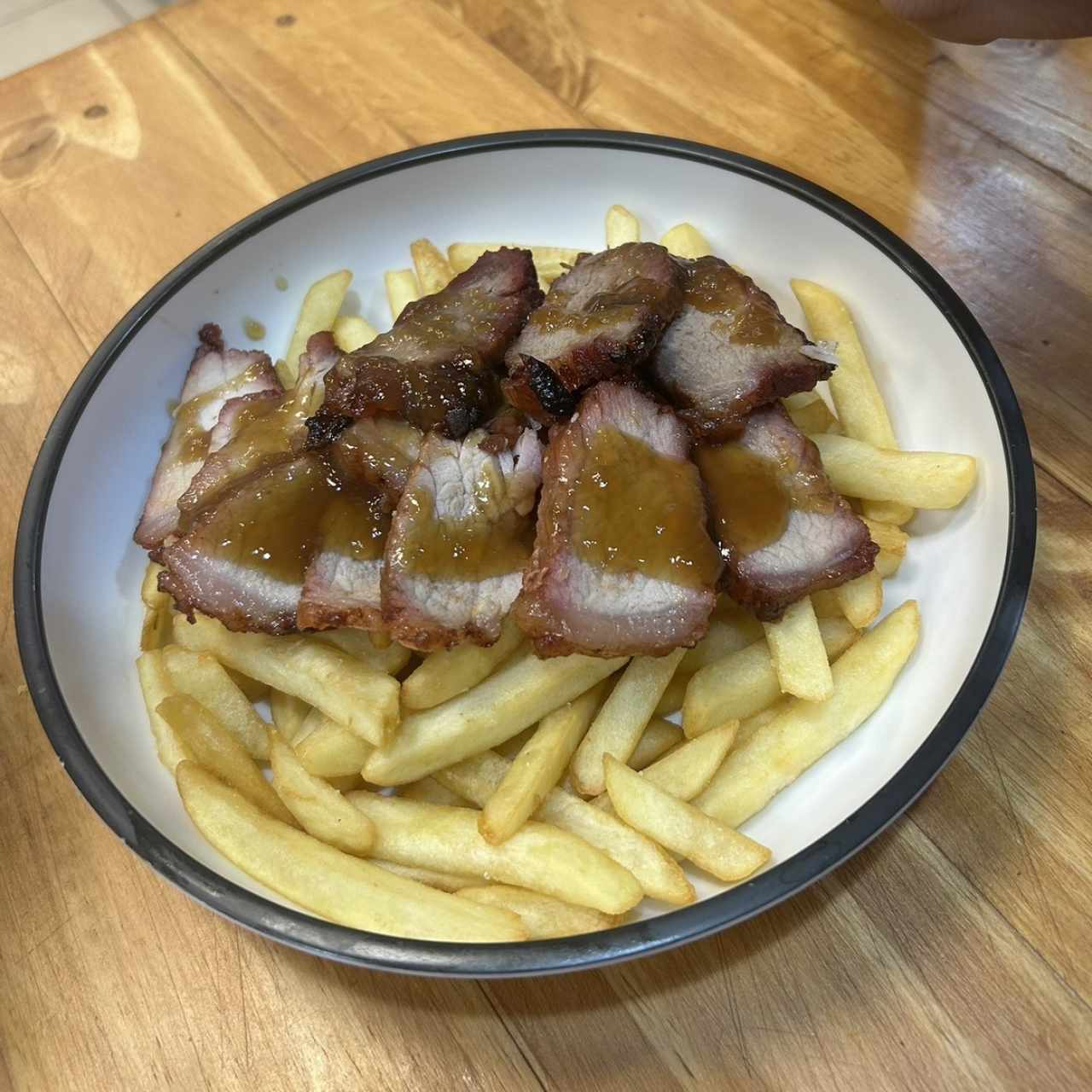 Puerco asado con papas fritas