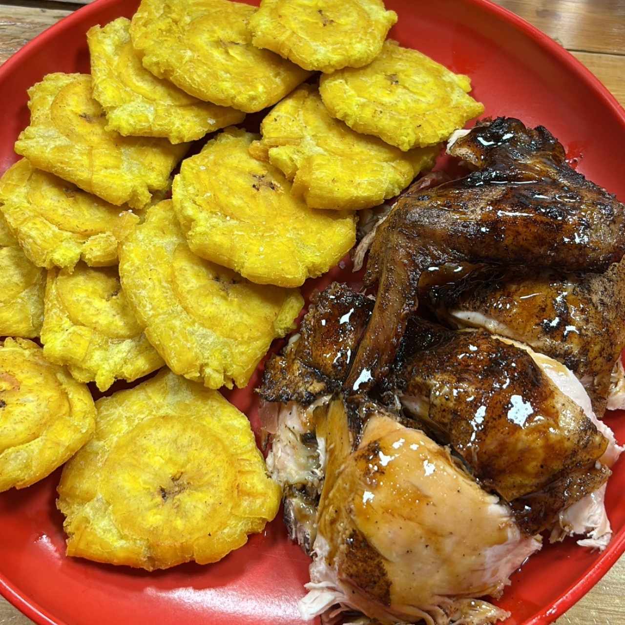 Pollo asado con patacones