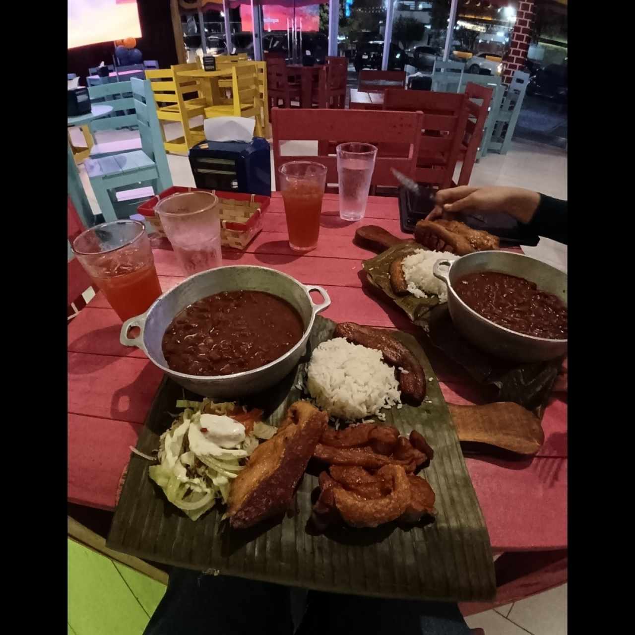 Chicharrones y Cazerola de Frijoles