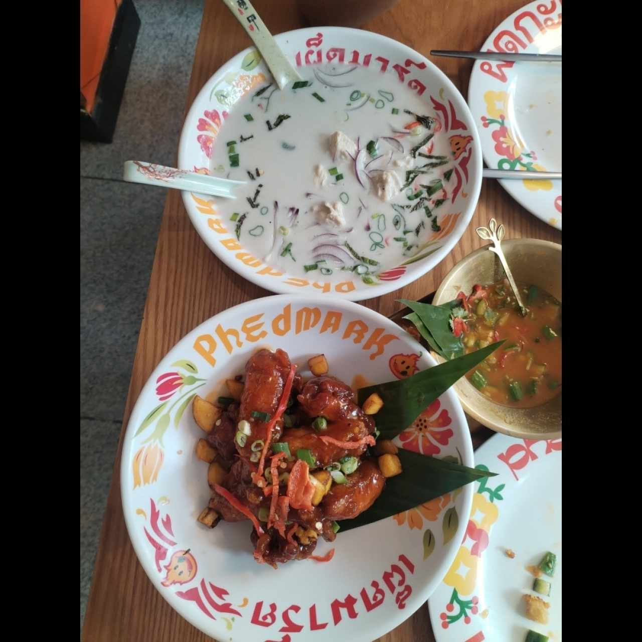 Sopas - Tom Khai Gai y alitas thai 