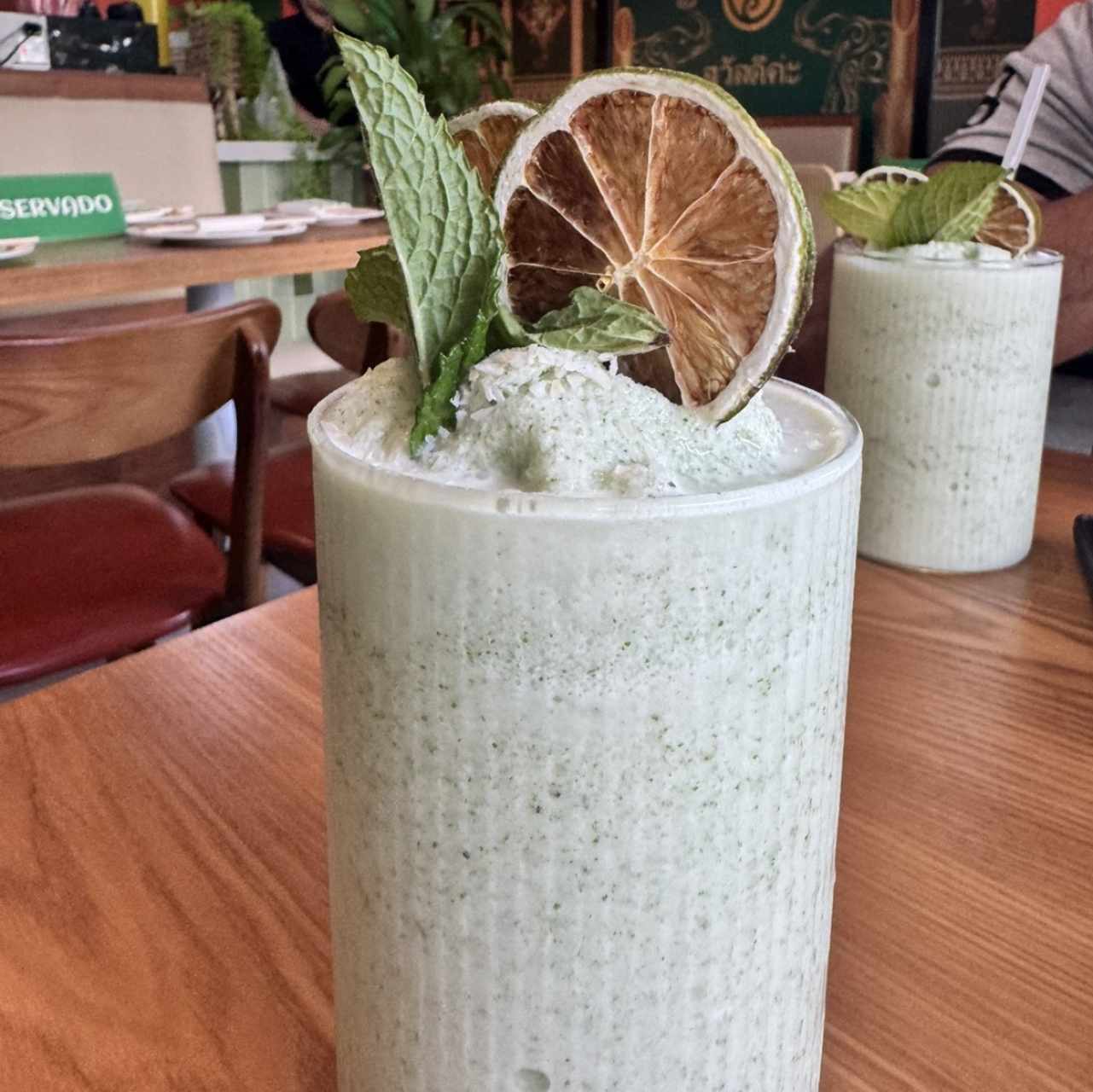 Limonada con coco y hierbabuena