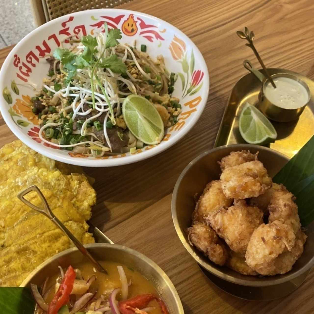Plato Fuerte - Pad Thai a la derecha estan los camarones y el al lado el ceviche que pedimos de entrada