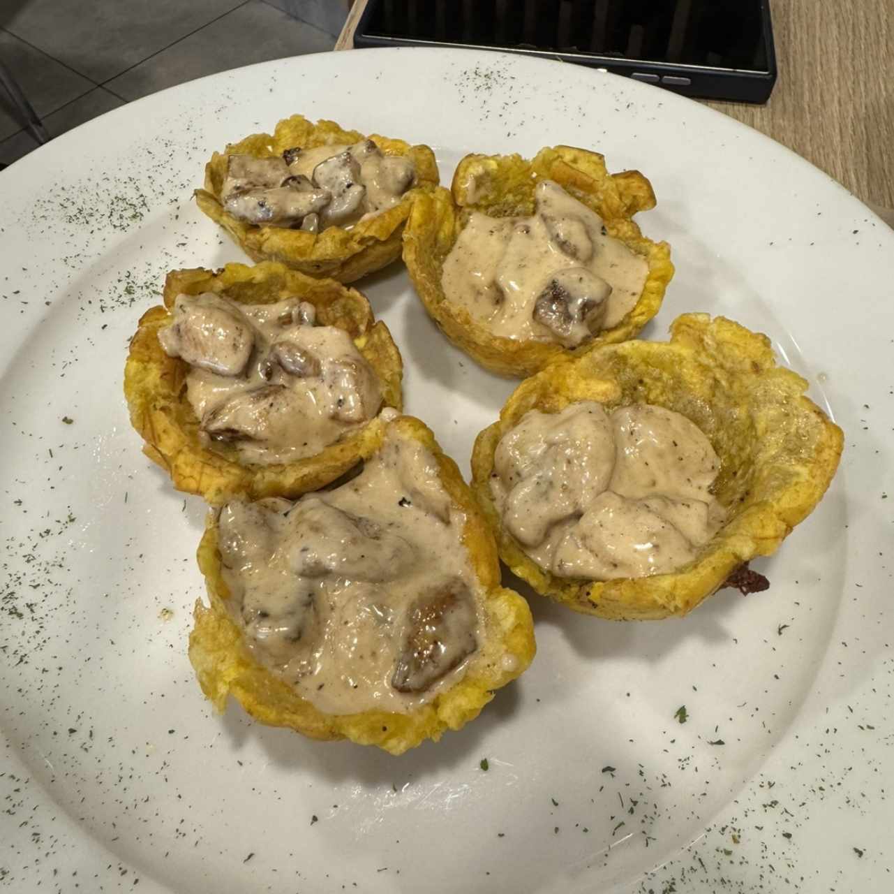 Patacones rellenos de pollo en salsa blanca 