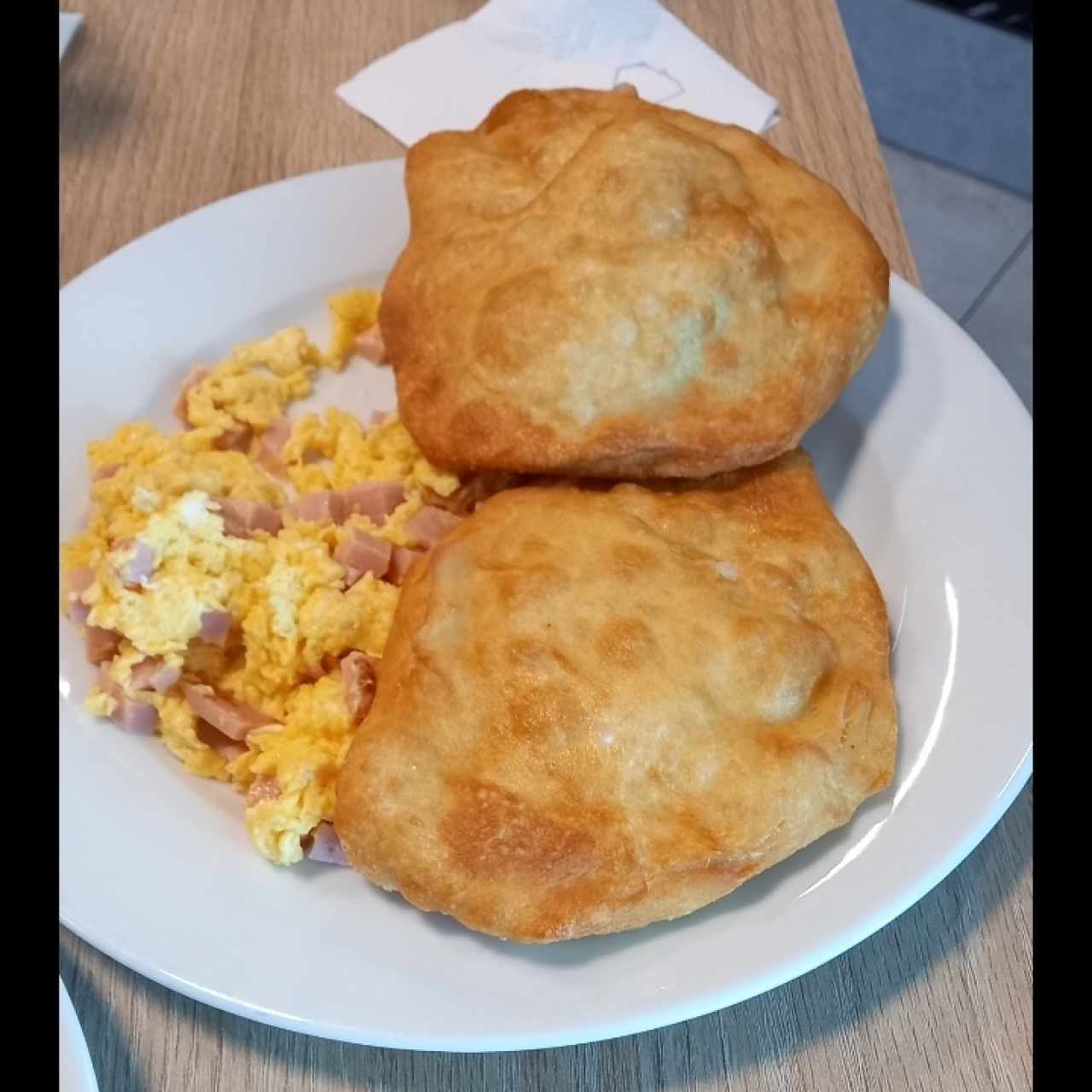 Huevos revueltos con jamón y hojaldres