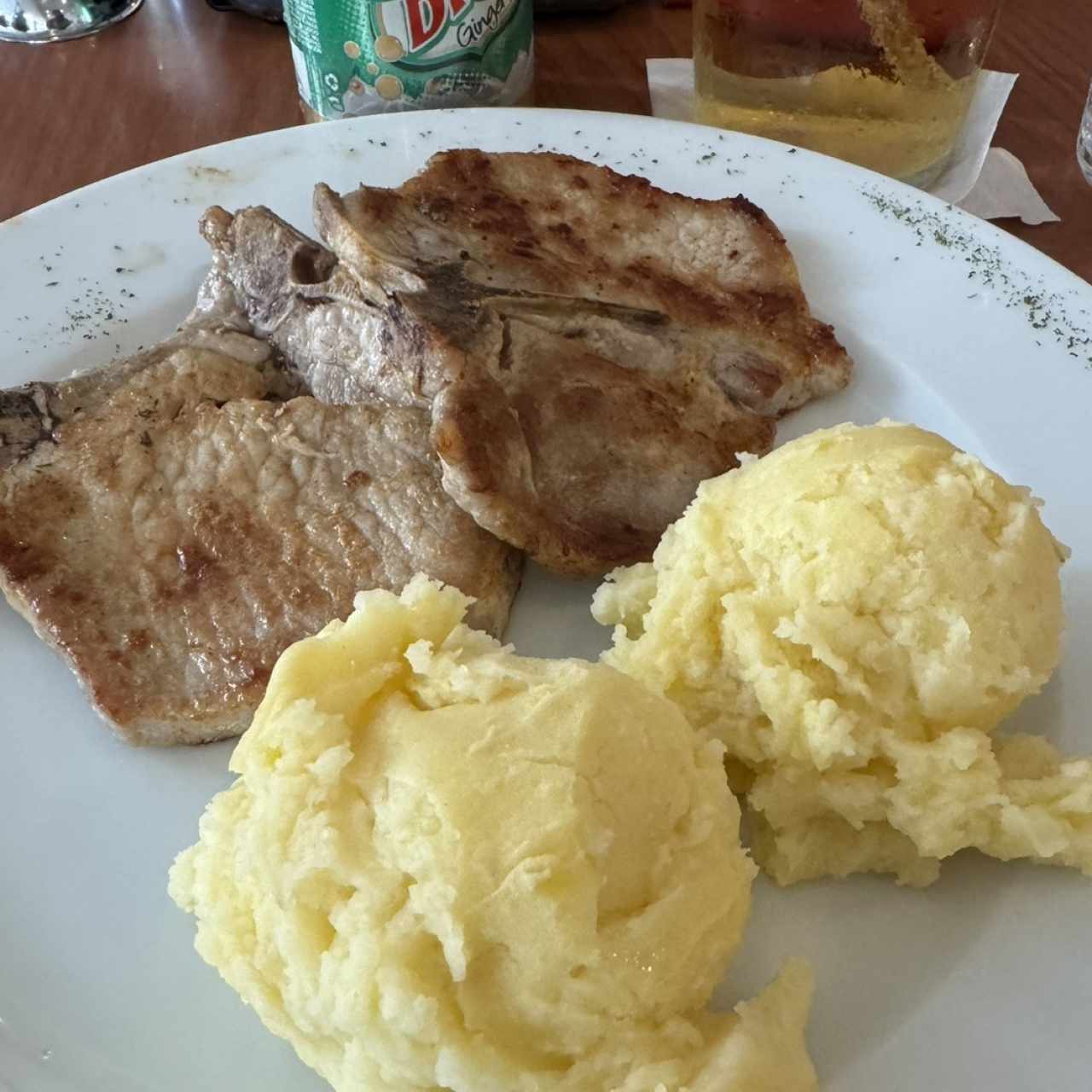 Chuleta a la parilla con pure