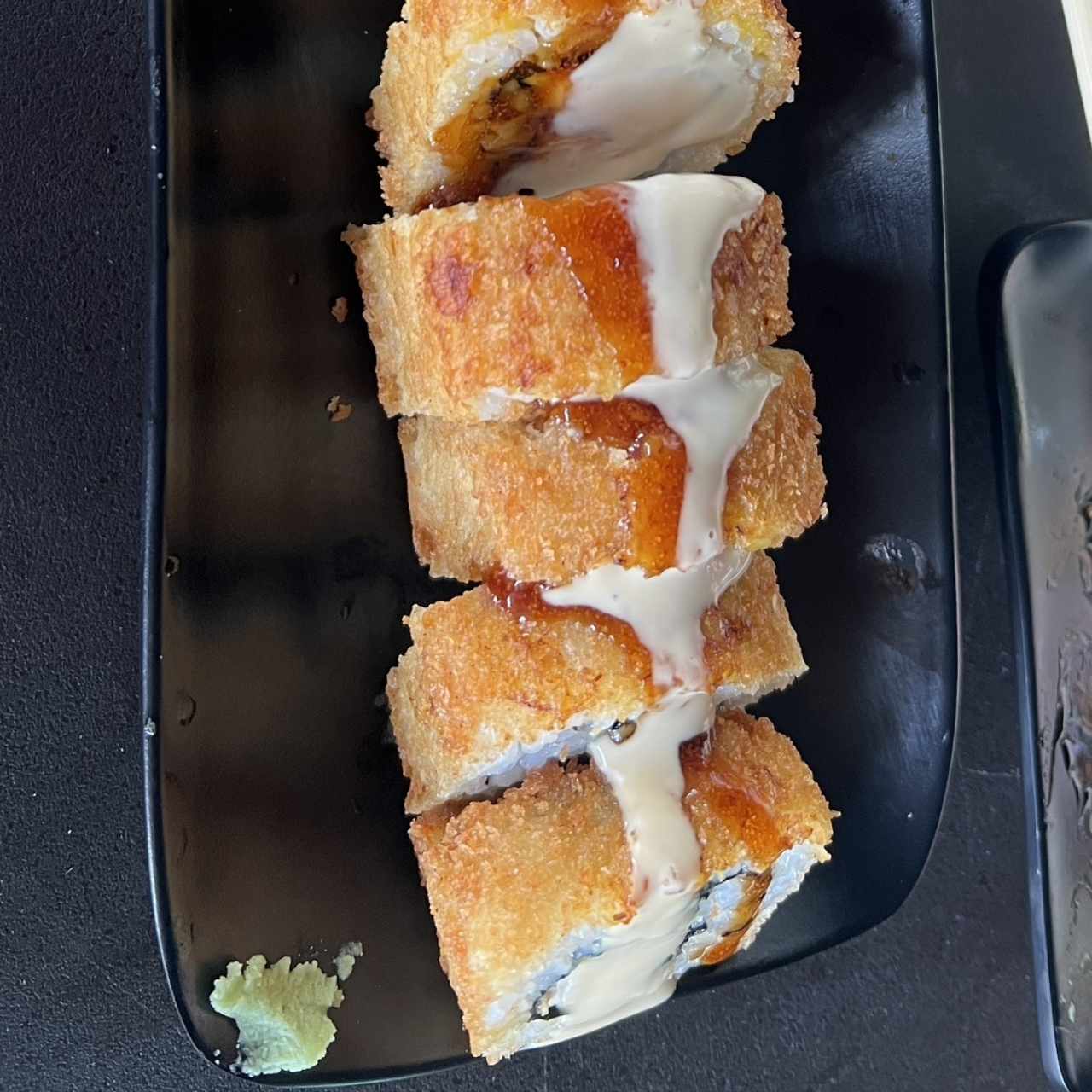 Rollo de pollo con mas salsa que dentro del plato