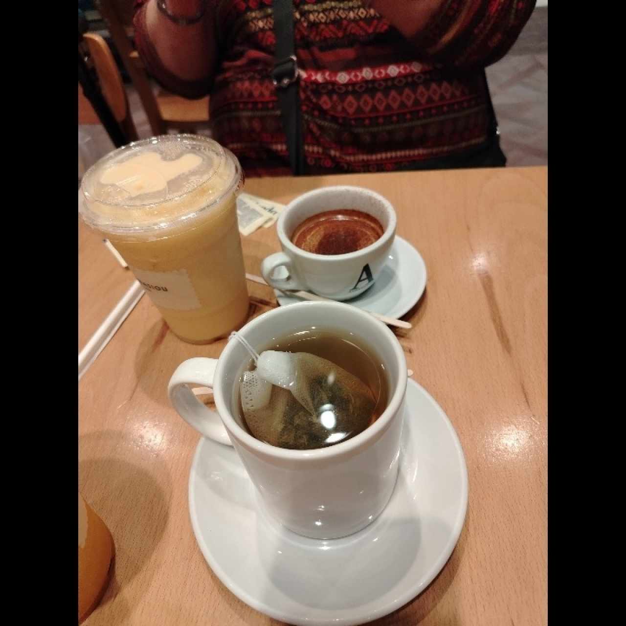 Café expreso doble, te sencha, licuado ponche de frutas 