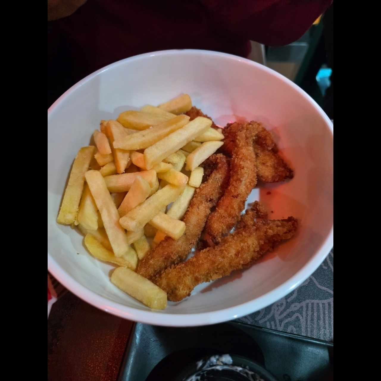 Dedos de pollo con papas fritas